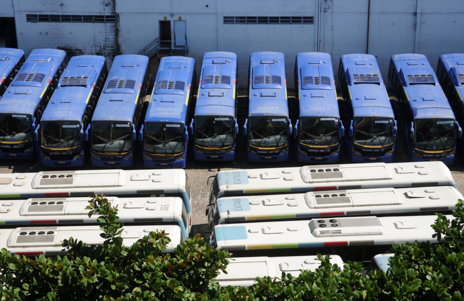 Impiegare autobus privati e taxi per il trasporto pubblico